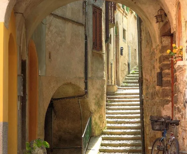 Via Castello, Como, *